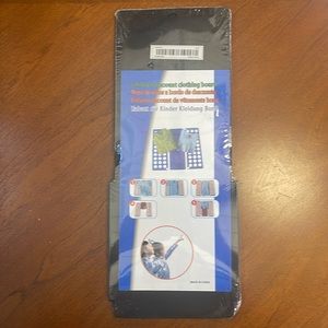 Children’s clothing folding board